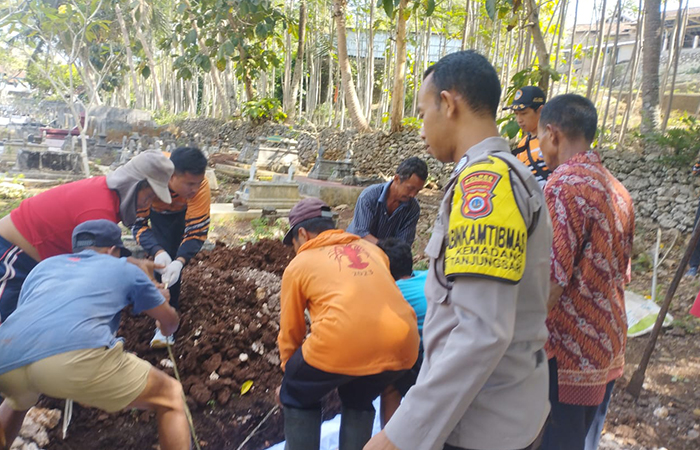 MR X: Pemakaman jenazah bocah laki-laki yang ditemukan terapung di perairan Pantai Baron, Gunungkidul.