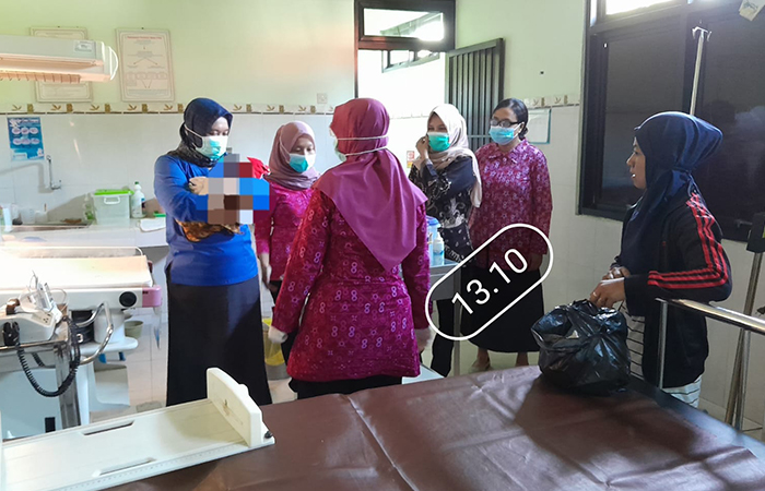 MEDIS: Tim medis melakukan pemeriksaan terhadap bayi.DOKUMENTASI POLRES KULON PROGO
