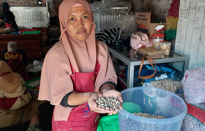 Proses pengolahan biji benguk yang dilakukan oleh ibu PKK (Anom Bagaskoro).ANOM BAGASKORO/RADAR JOGJA
