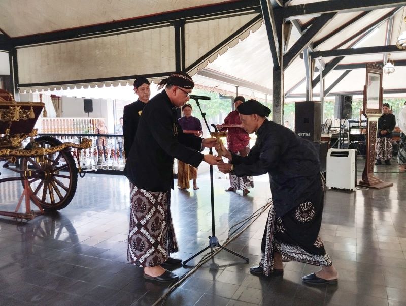 Prosesi penyerahan secara simbolis dua benda tosan aji oleh Asisten I Setda Purworejo kepada penjamas pada Jumat (12/7/2024) pagi di Pendopo Kabupaten Purworejo.