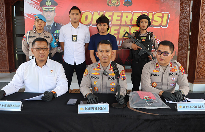 Polres Purworejo hadirkan pemuda berinisial RCS yang terlibat tawuran pelajar beberapa waktu lalu dalam konferensi pers, Jumat (12/7).Polres Purworejo untuk Radar Jogja