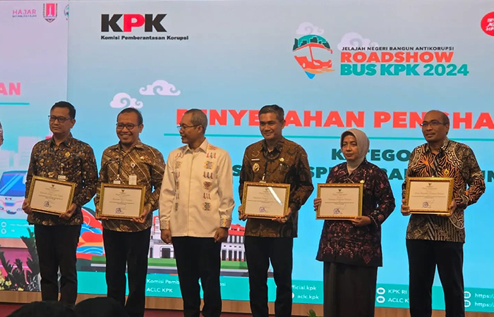 Kepala Kantah Purworejo Andri Kristanto (ujung kanan) saat menerima penghargaan dari KPK RI, Kamis (11/7).BPN Purworejo untuk Radar Jogja