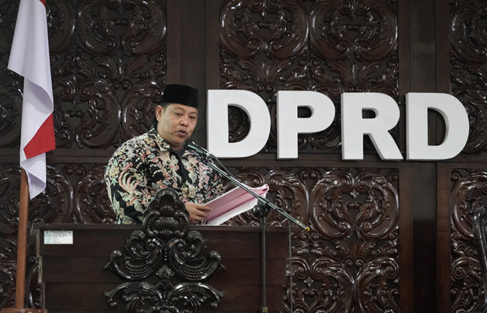 MIMBAR DEWAN : Wakil Ketua Pansus Wahid Mulyadi menyampaikan hasil pembahasan Raperda RPJPD Tahun 2025-2045. Draf raperda tersebut disampaikan pada rapat paripurna DPRD Kebumen. 