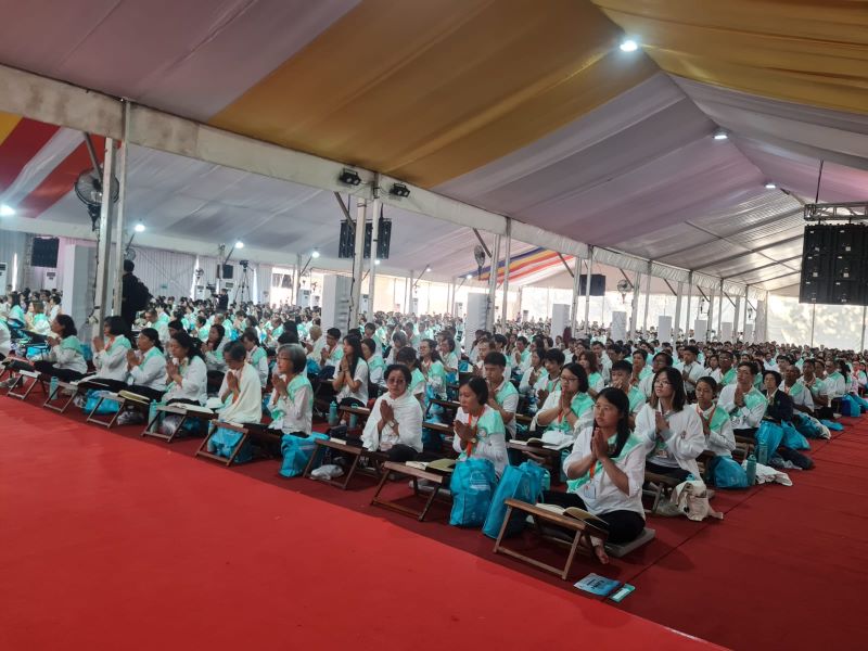 KHIDMAT: Umat Buddha mengikuti Indonesia Tipitaka&nbsp;Chanting (ITC) dan Asalha Mahapuja 2568/2024 yang diselenggarakan di Taman Lumbini, kompleks Candi Borobudur pada 12-14 Juli 2024.