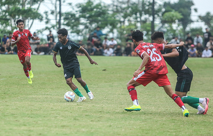 Uji Coba PSS vs PON SUMUT. ELANG KHARISMA DEWANGGA/RADAR JOGJA