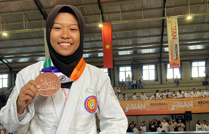 SBI BANGGA: Wulan Tri Widyawati naik podium saat meraih medali perunggu di ASEAN Regional Ju Jitsu Championship 2024.