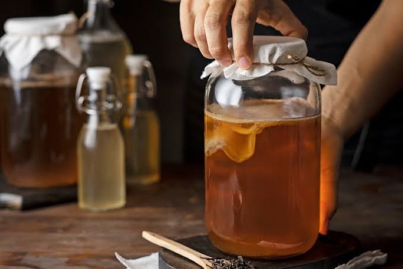 Tampilan teh kombucha dengan scoby di dalamnya.