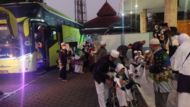 KEMBALI: Kedatangan jamaah haji setelah kembali dari Tanah Suci, Sabtu (6/7/2024).&nbsp;