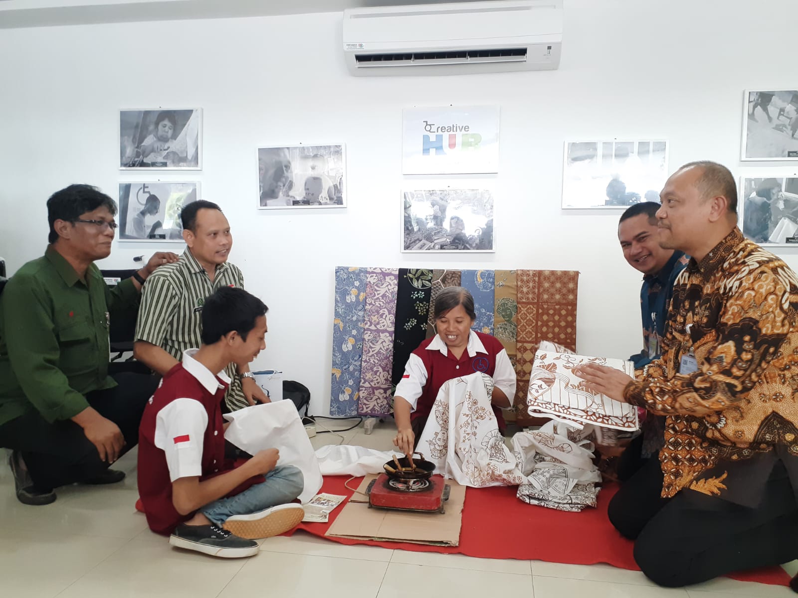 Mulyani, 50 tahun, salah seorang penyandang disabilitas saat membatik di creative hub di kawasan SPBU COCO Lempuyangan, Jumat (12/7/2024).  (iwan nurwanto/Radar Jogja)