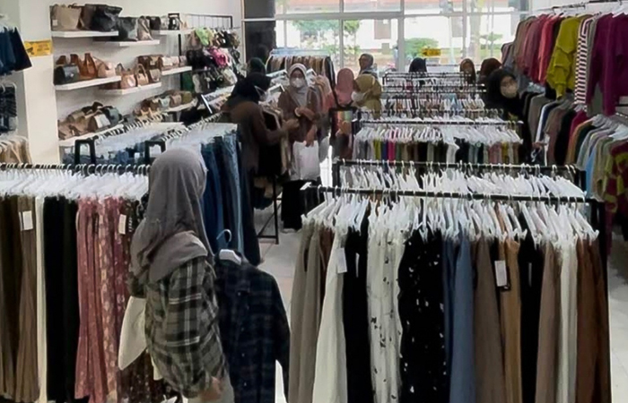 JUJUKAN: Pembeli yang memadati toko fesyen di Jalan KHA Dahlan Nomor 15D Purworejo.