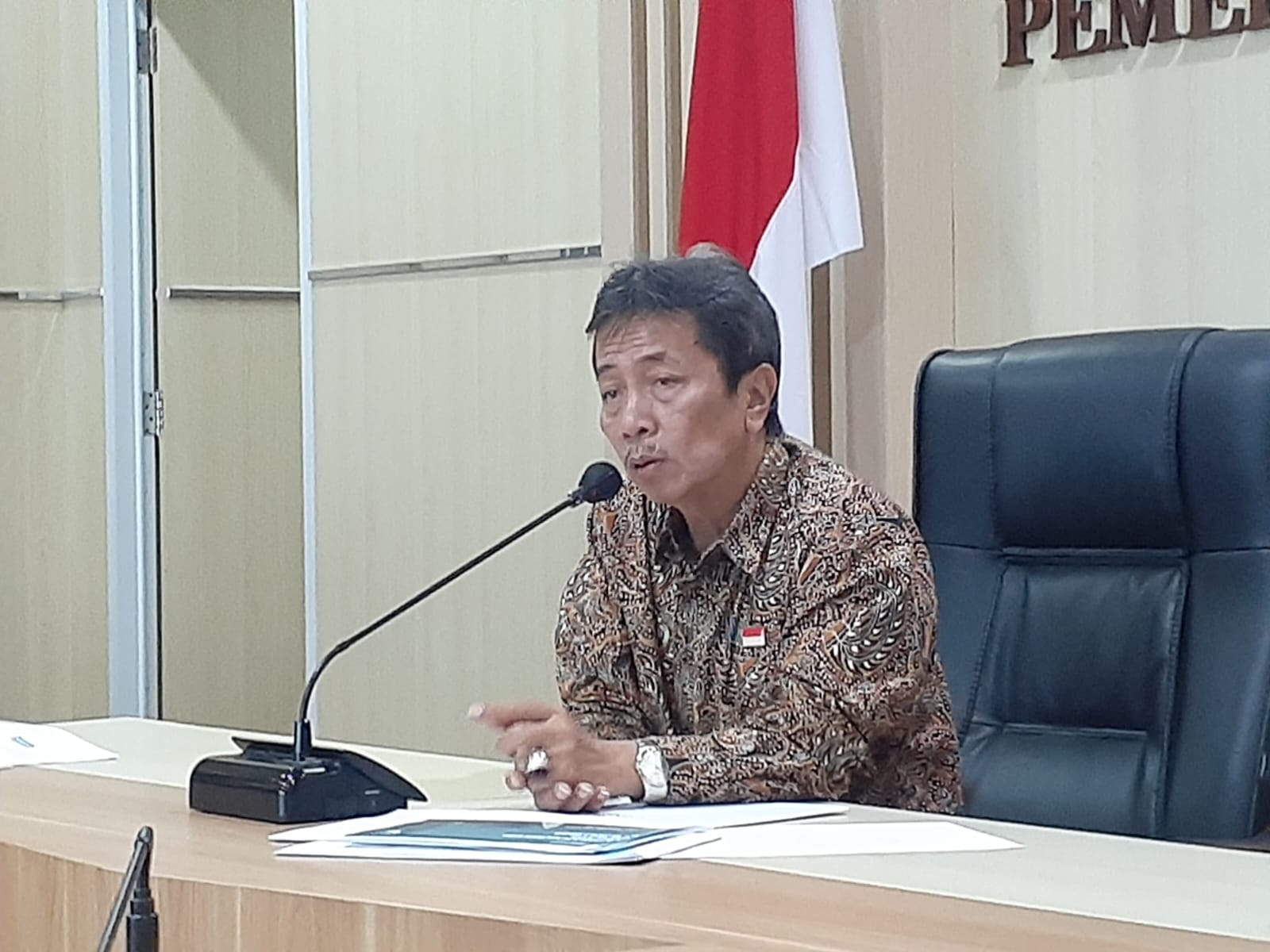Penjabat (Pj) Wali Kota Jogja Sugeng Purwanto saat menyampaikan keterangannya, Jumat (12/7).  (iwan nurwanto/radar jogja)