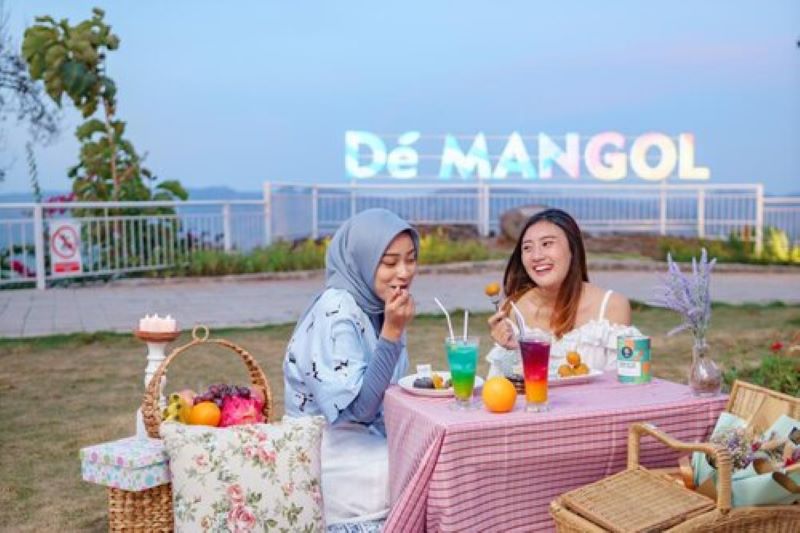 Menikmati indahnya wisata De Mangol Yogyakarta.