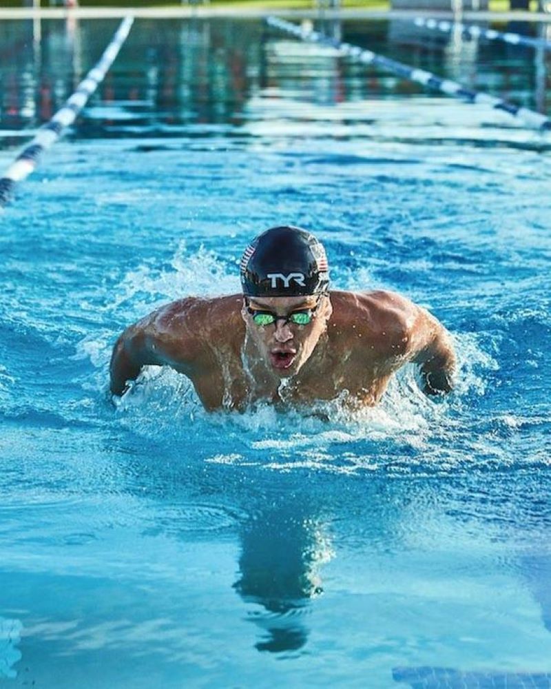 Berenang membuat badan sehat dan segar bugar.
