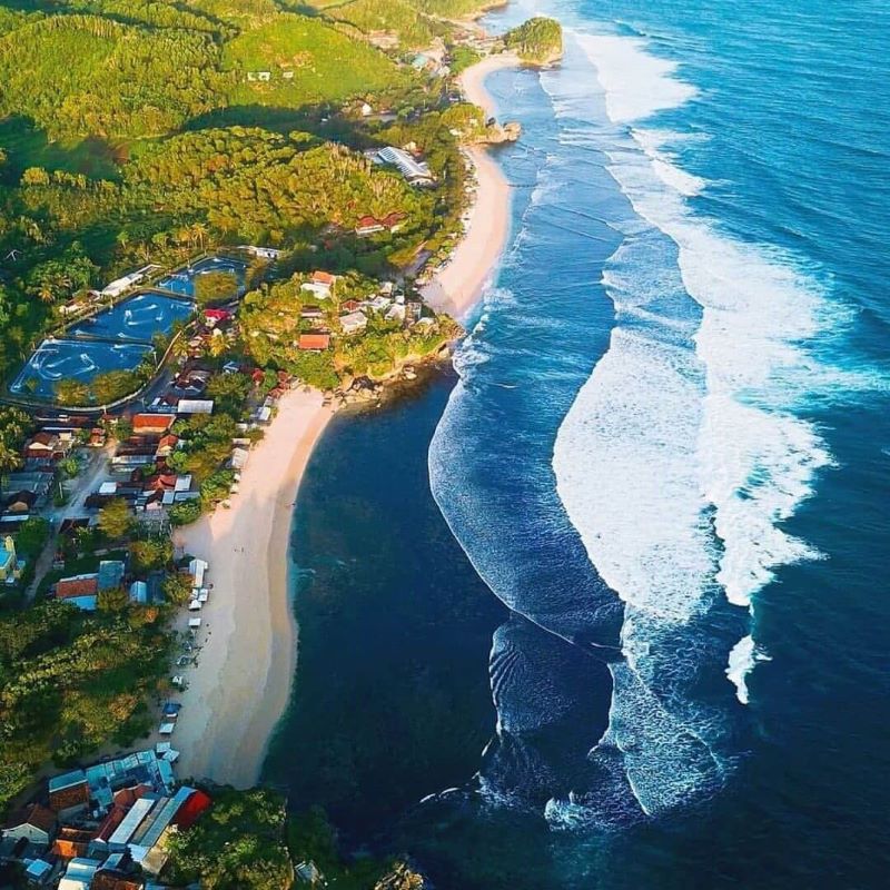 Keindahan luar biasa Pantai Sundak Gunungkidul yang belum banyak dijamah wisatawan.