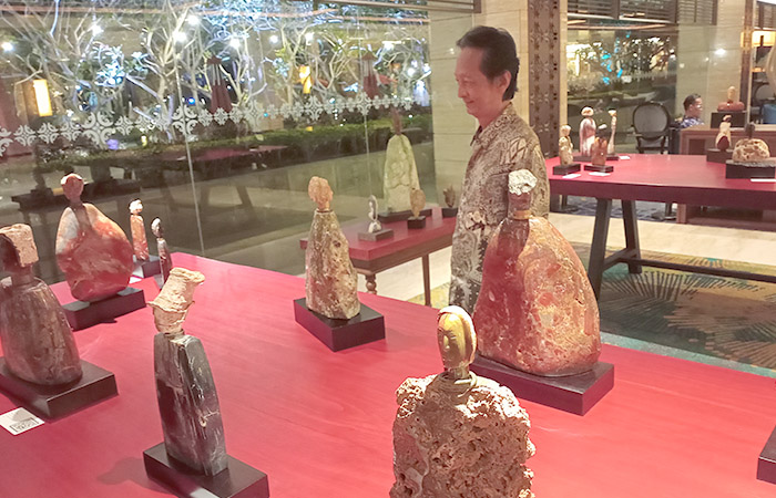Pematung dari Jogjakarta Herman Ong menjelaskan karya-karyanya yang dipamerkan di lobby utama Royal Ambarrukmo, Jogjakarta.&nbsp;(Rizky Wahyu/Rizky Wahyu)
