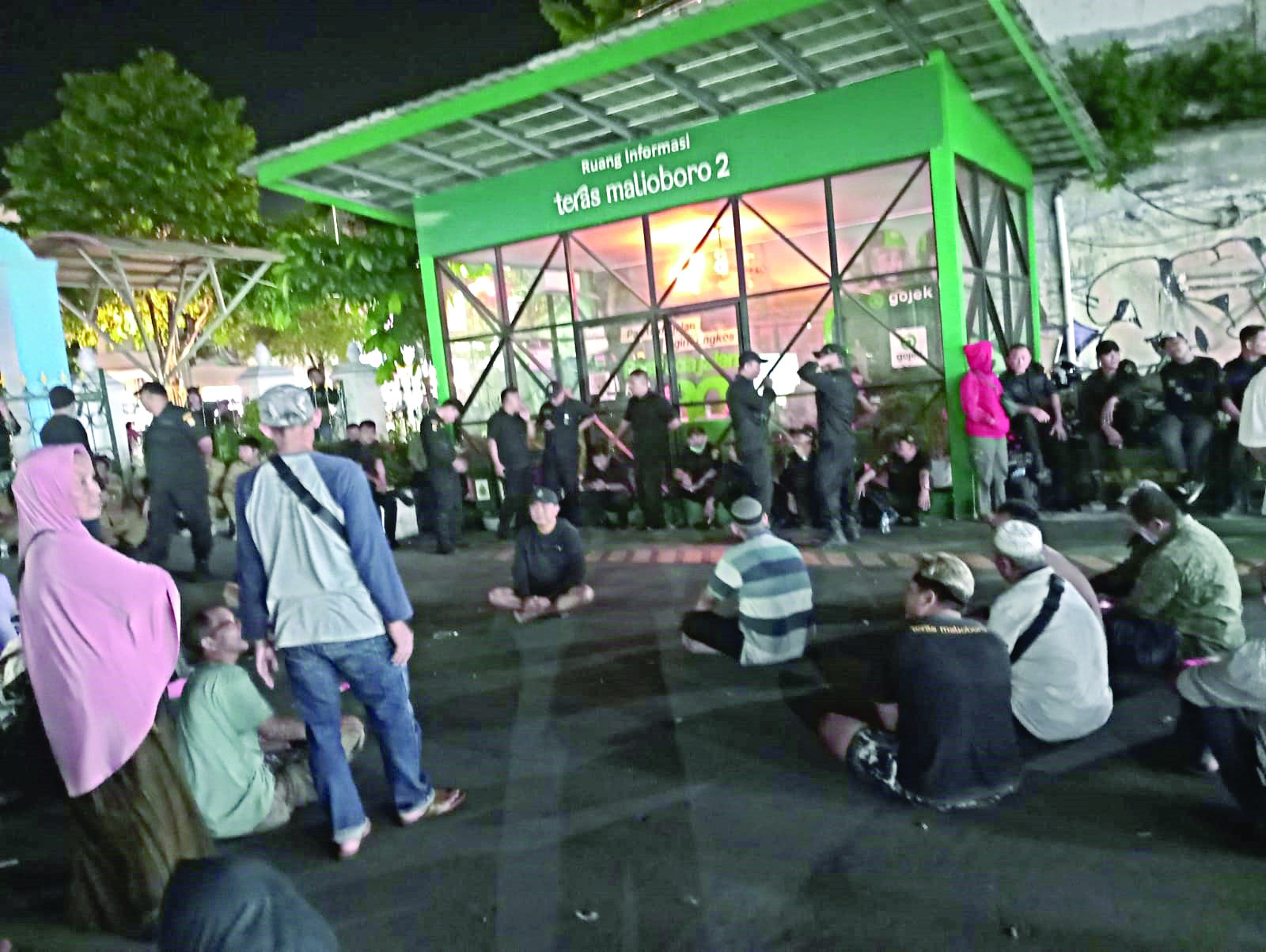 Kawasan Malioboro sisi utara tadi malam (14/7) sempat memanas. (RIZKY WAHYU/RADAR JOGJA)