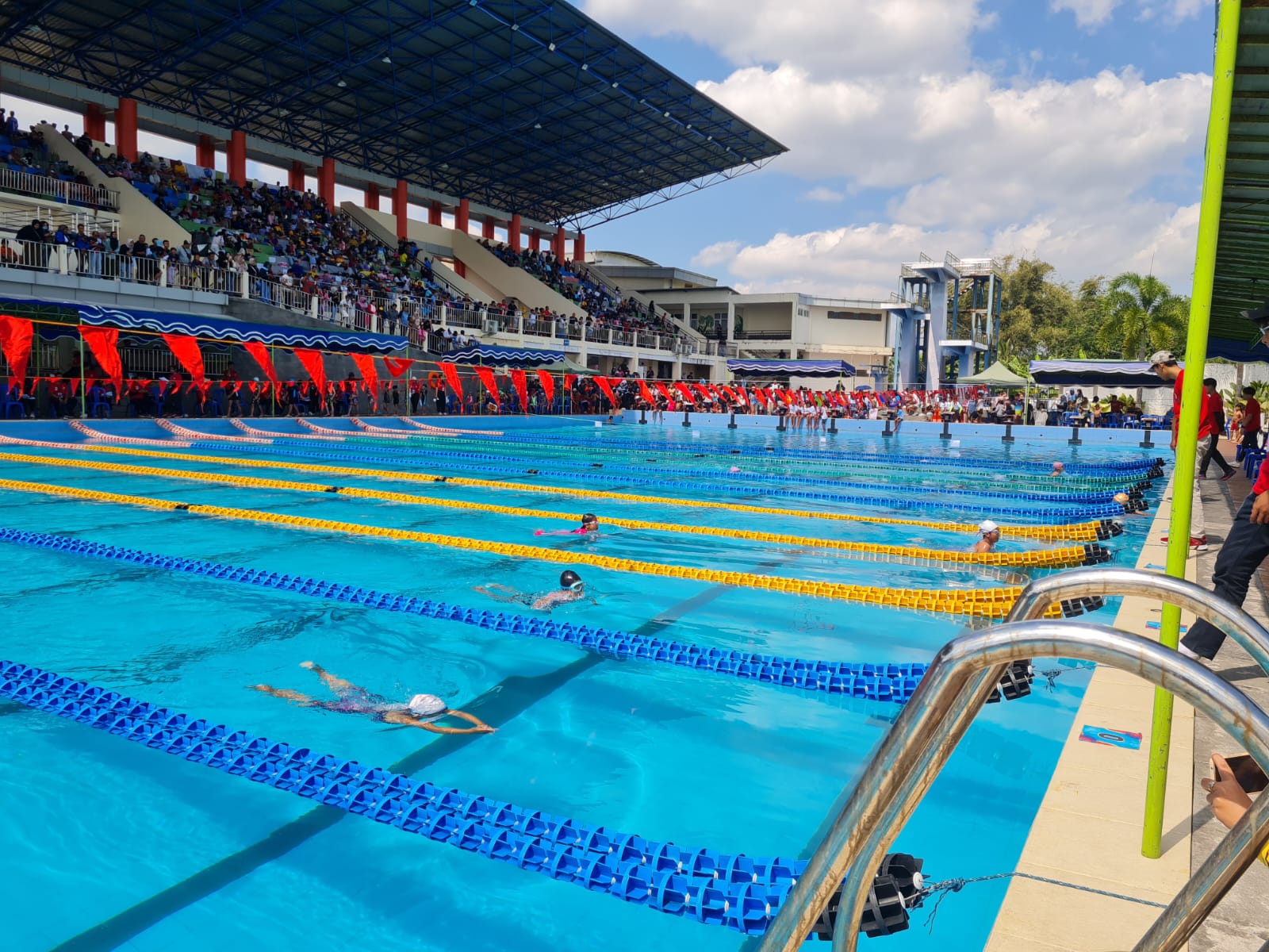 ADU TANGKAS: Para pelajar dari berbagai daerah mengikuti kejuaraan akuatik di Samapta Aquatic Stadium Gelora Sanden Kota Magelang, Minggu (14/7/2024).