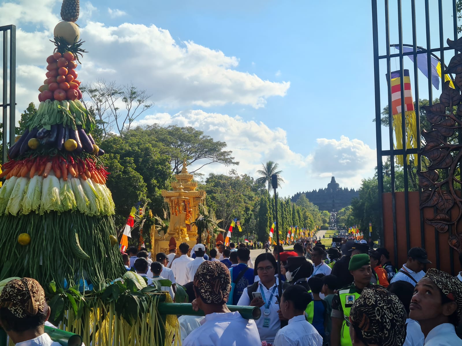 LAKU SPIRITUAL: Para umat Buddha mengikuti prosesi berjalan dari Candi Mendut menuju Candi Borobudur sebagai penutup rangkaian Indonesia Tipitaka Chanting dan Asalha Mahapuj