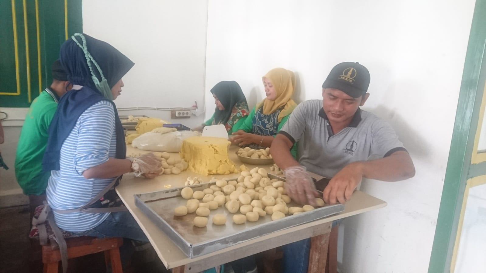 Produksi bakpia di outlet Bakpia Jogkem