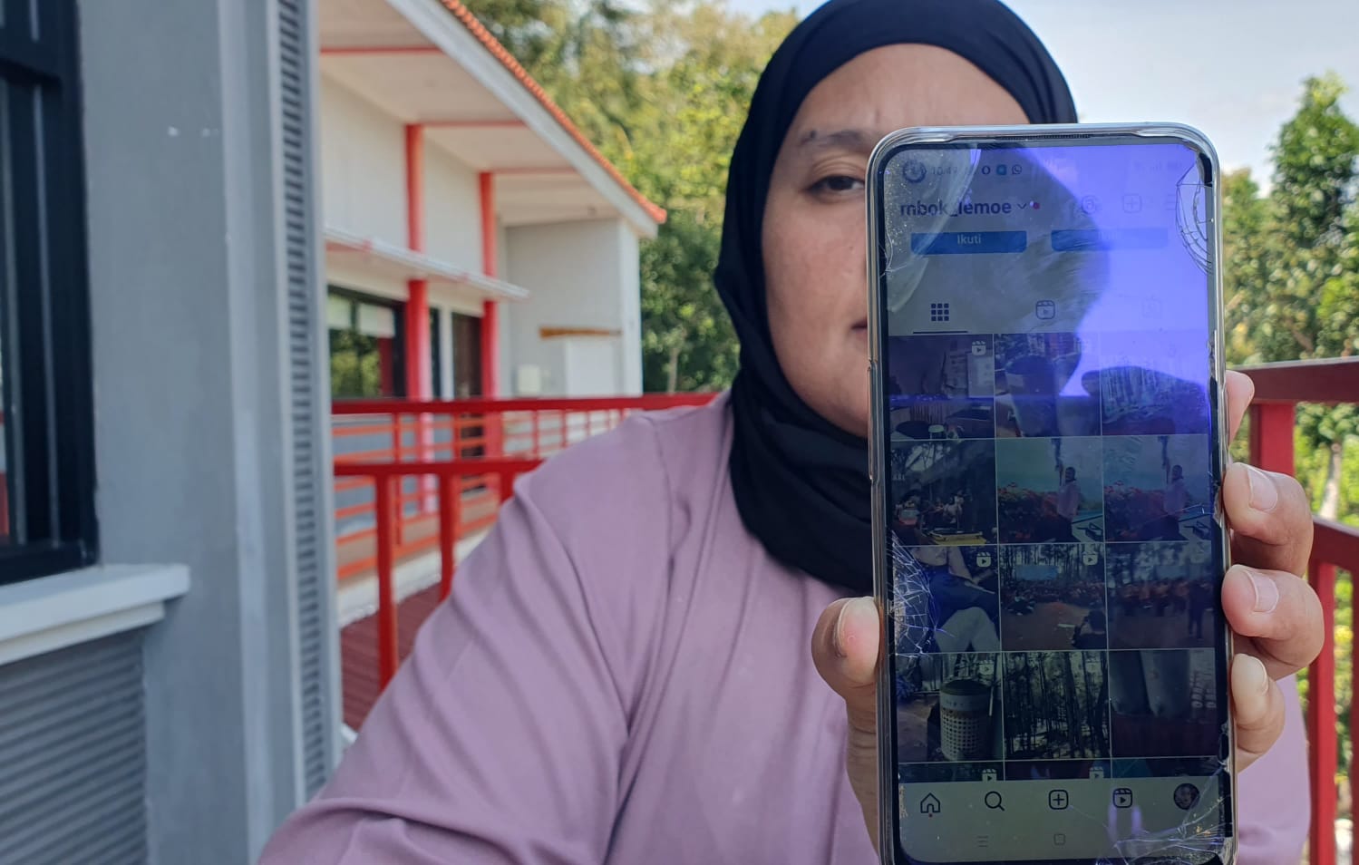Salah seorang pelaku UMKM di wilayah Dlingo, Bantul menunjukkan akun media sosial yang digunakan untuk meningkatkan penjualan.   (GUNAWAN/Radar Jogja)