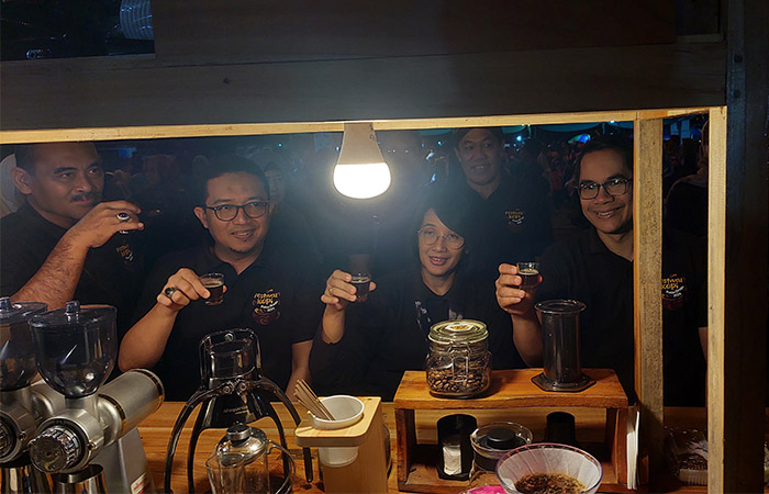 TURUN LANGSUNG: Pj Bupati Kulon Progo saat hadir dan ikut menikmati kopi pada Festival Kopi 2024 di Lapangan Sidomulyo, Pengasih, Kulon Progo Sabtu (13/7).