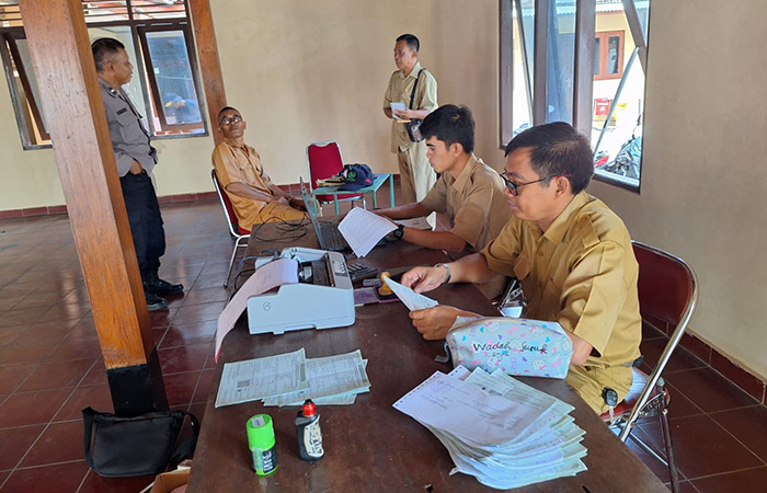 KEJAR TARGET: Petugas BKAD Gunungkidul membuka pelayanan pembayaran PBB-P2 hingga tingkat padukuhan.