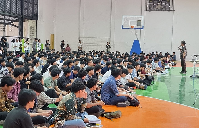KARAKTER PEDULI: Pra-MPLS yang berlangsung di SMA Kolese De Britto Jogjakarta.