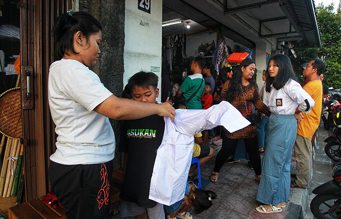 Orang tua menemani anaknya membeli seragam sekolah baru di toko perlengkapan sekolah di Jalan Ibu Ruswo, Kota Jogja, kemarin (14/7).