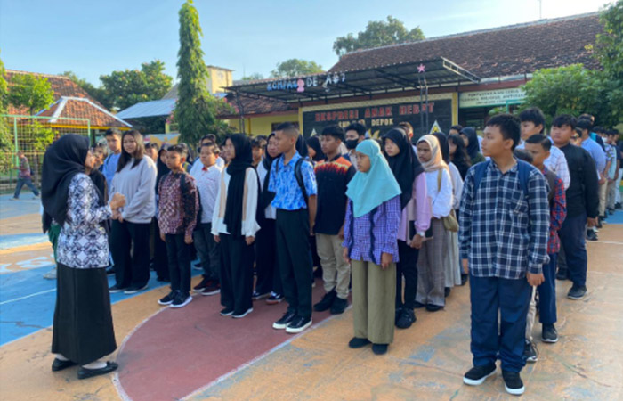 SIMBOLIS: Apel penyerahan peserta didik baru 2024, dari perwakilan orang tua kepada kepala SMPN 3 Depok, Sleman Jumat (12/7).