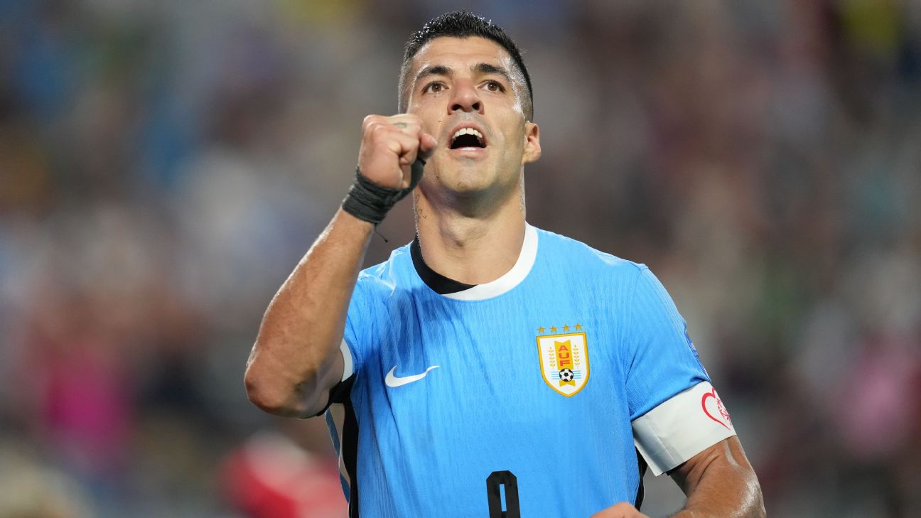 Selebrasi Luis Suarez usai mencetak gol kemenangan bagi Uruguay atas Kanada di adu penalti (getty)