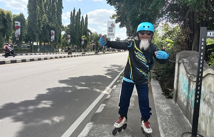 SEHAT: Supriyanto alias Mbah Pri, 70, saat menjelajahi jalanan Kota Jogja. Tiap hari ia keliling dengan sepatu rodanya.Delima Purnamasari/Radar Jogja