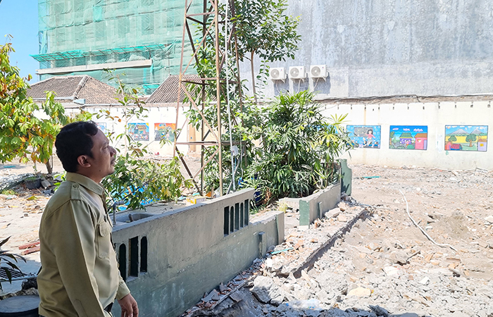 Guru SDN Jetis 1 menunjukkan bangunan sekolah yang saat ini sedang direnovasi. Para siswanya sementara dialihkan ke SDN Jetis 2 dan SDN Cokrokusuman.Fahmi Fahriza/Radar Jogja