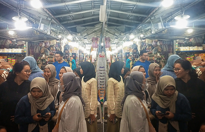 Suasana aktivitas jual beli cinderamata dan oleh-oleh di Teras Malioboro 2, Kota Jogja, (14/7).