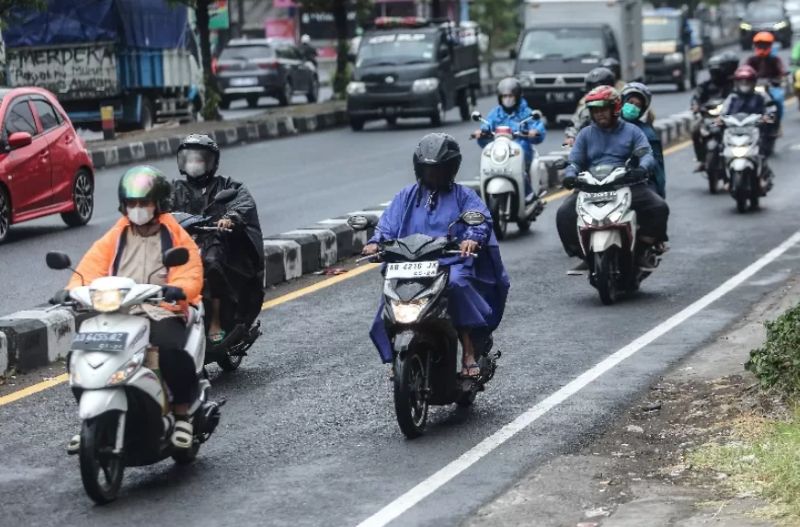 Ramai kendaraan melintas di Ring Road Sleman. Ditlantas Polda DIY tutup bukaan ilegal pada separator di sepanjang jalur jalan lingkar atau ring road.