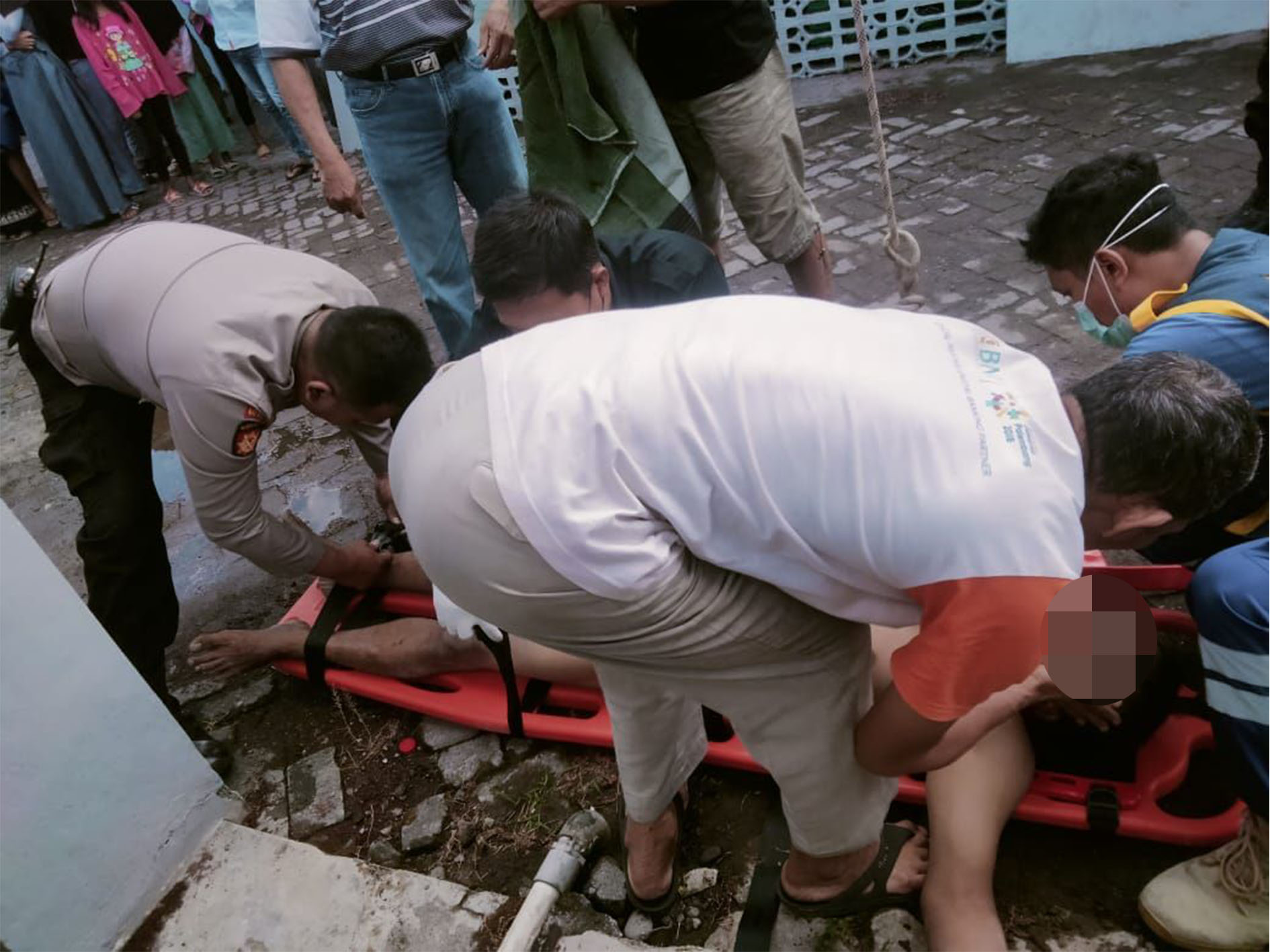 Proses evakuasi korban jatuh saat membersihkan toren di asrama Lapas Wirogunan, Kota Jogja pada Minggu (14/7/2024).