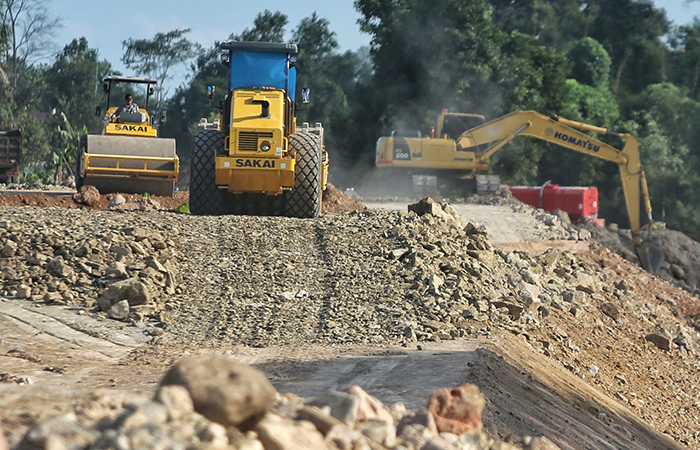 Alat berat melakukan proses meratakan material tanah di kawasan proyek tol jogja-solo, Selomartani, Kalasan, Sleman, Senin (15/7).ELANG KHARISMA DEWANGGA/RADAR JOGJA