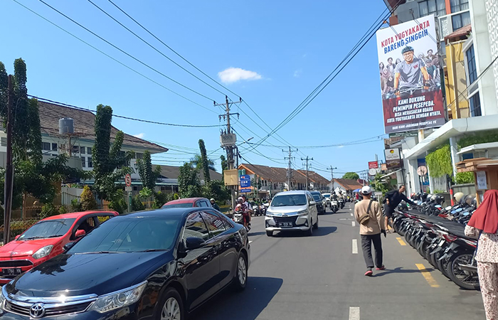 Baliho berisikan foto Singgih Raharjo yang dipasang oleh komunitas Pesepeda Jogja di Jalan Pasar Kembang Kota Jogja. Agung Dwi Prakoso/Radar Jogja