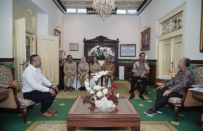 Direktur Utama PT PGN Tbk Arief Setiawan Handoko menemui Gubernur DIY Hamengku Buwono X di Gedhong Wilis, Kompleks Kepatihan.