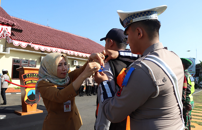 GELAR PASUKAN : Wakil Bupati Kebumen Ristawati Purwaningsih memasang pita kepada perwakilan personel Polres Kebumen sebagai tanda dimulainya Operasi Patuh Candi 2024. Dokumentasi Polres Kebumen