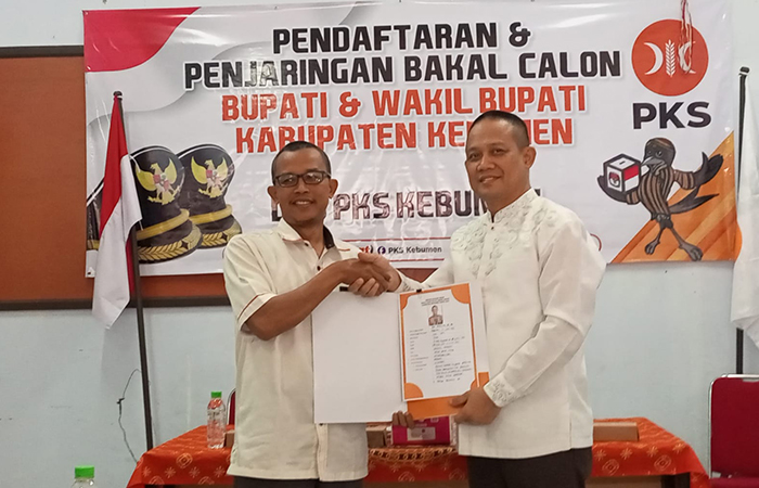 KANDIDAT : Bupati petahana Arif Sugiyanto menyerahkan berkas formulir pendaftaran sebagai bacabup ke pengurus DPD PKS Kebumen. (M Hafied/Radar Jogja)