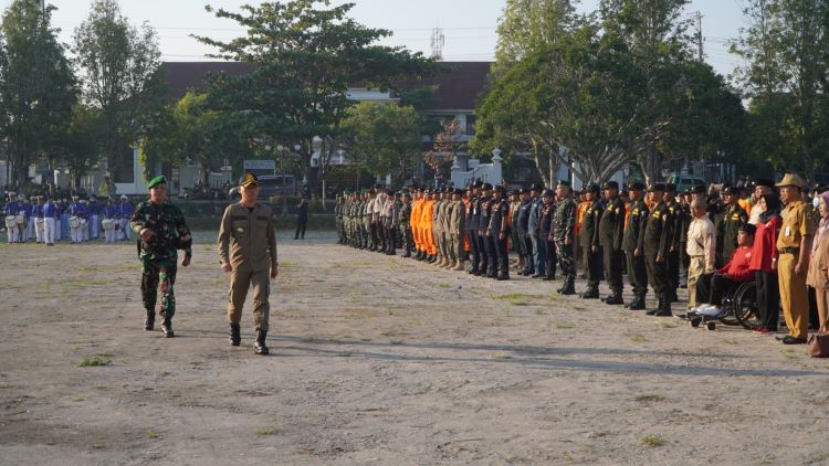Apel kesiapsiagaan ratusan personel penanganan bencana di lapangan Alun - Alun Wonosari, Kabupaten Gunungkidul, Senin (15/7) pagi.