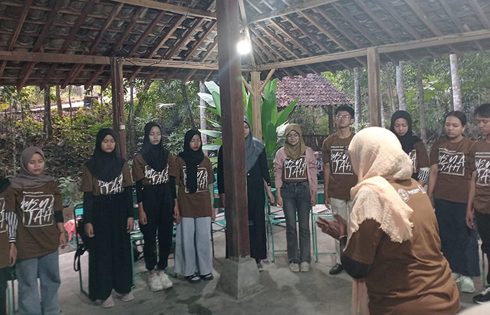 WORKSHOP: Pelajar saat mengikuti piwulang sastra di Padepokan Piwulang Sastra dan Seni, Jambon, Sedayu, Bantul Minggu (15/7).Dokumentasi Pribadi&nbsp;