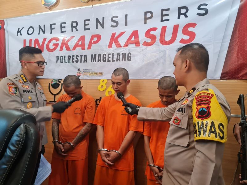 MENUNDUK: Polresta Magelang berhasil meringkus tiga pengedar sabu yang hendak pergi ke wilayah Purwokerto di Desa Kwaderan, Kajoran.