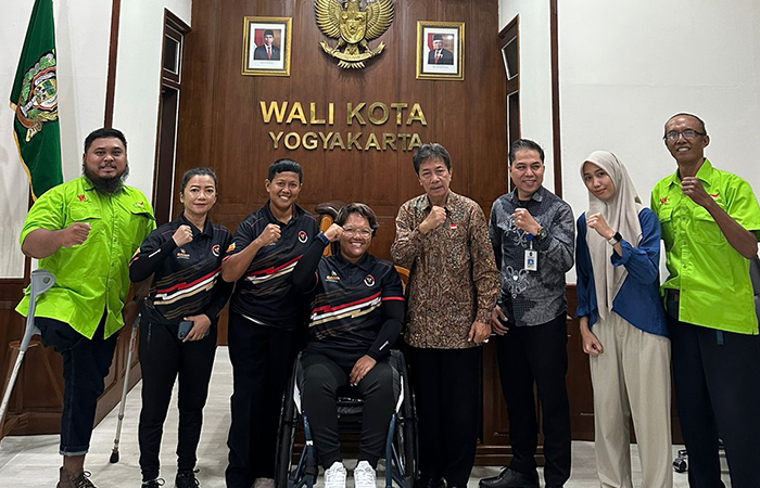 OPTIMISTIS: Teodora Audi Ferelly Essant (tengah) bersama para pengurus dan atlet NPCI Kota Jogja mendapat dukungan dari Pj Wali Kota Jogja Sugeng Purwanto.Dokumen Humas NPCI Kota Jogja