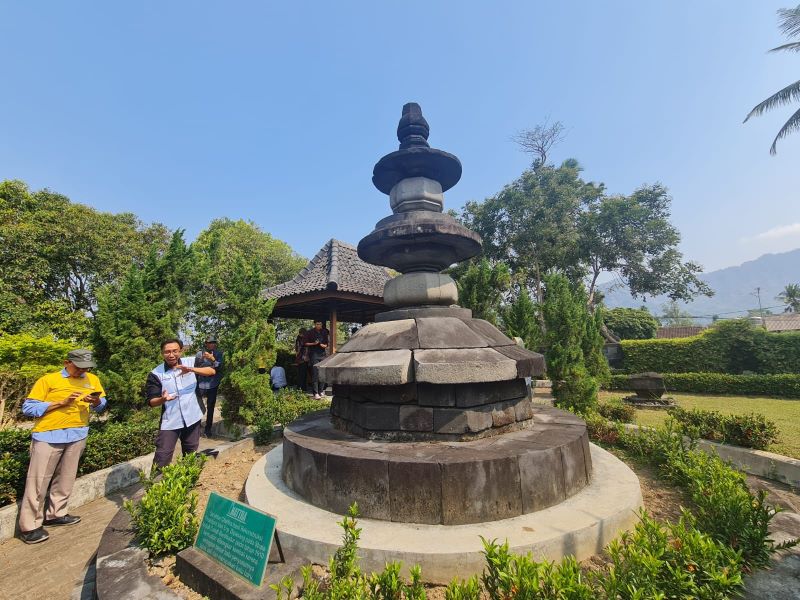 BERDIRI KOKOH: Inilah penampakan struktur chattra&nbsp;hasil rekonstruksi Theodore van Erp. Dipasang pada stupa induk sekitar 1910, lalu dibongkar kembali karena sebagian besar batunya tidak asli.