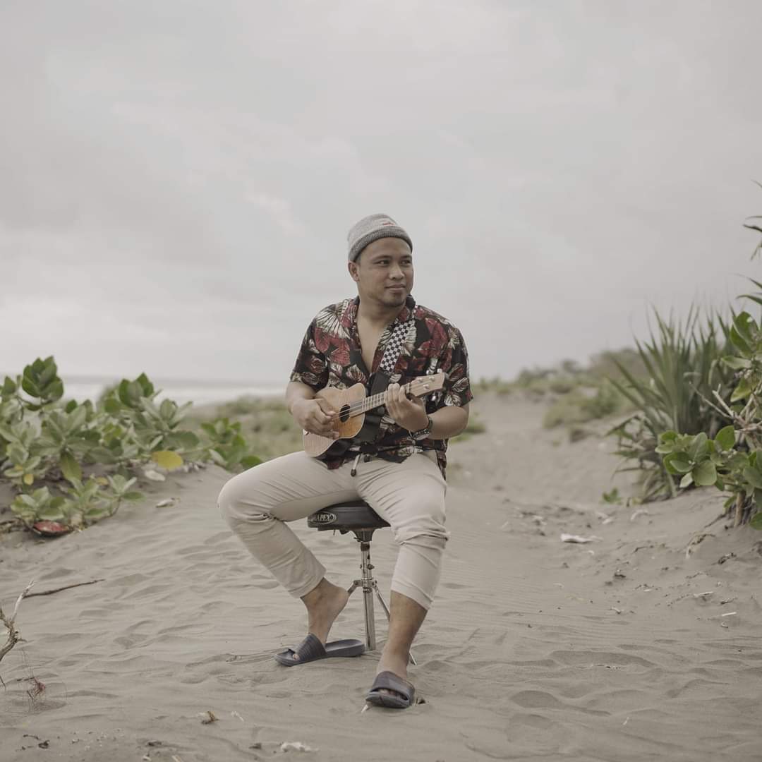 Ahmad Sugiarto atau Mamed dengan grup Keroncong Teras