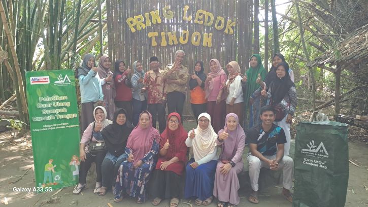 Kegiatan pengelolaan sampah rumah tangga melalui metode composting bag, Minggu 14 Juli 2024, di Kampung Alfamart Sahabat Bumi di Dusun Tinjon, Madurejo, Prambanan, Sleman, Yogyakarta.