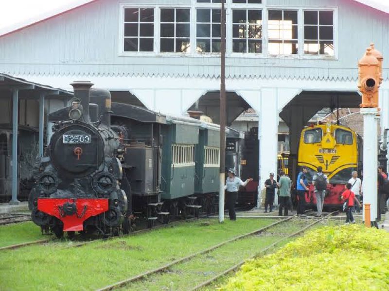 Mengunjungi Kereta Api Ambarawa yang kini menjadi museum.