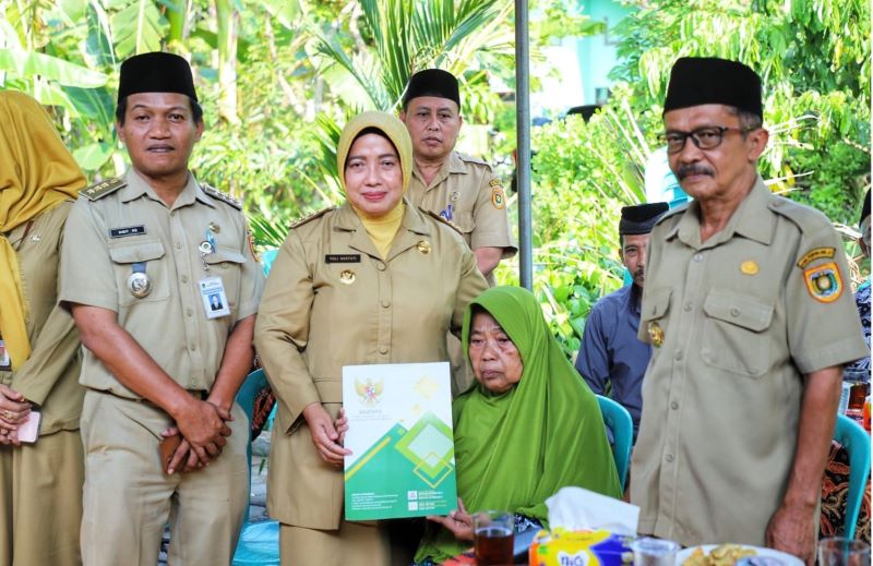 Bupati Purworejo beserta rombongan saat mengunjungi keluarga Sulaiman di Desa Dadirejo, Bagelen, Purworejo, Senin (15/7/2024).
