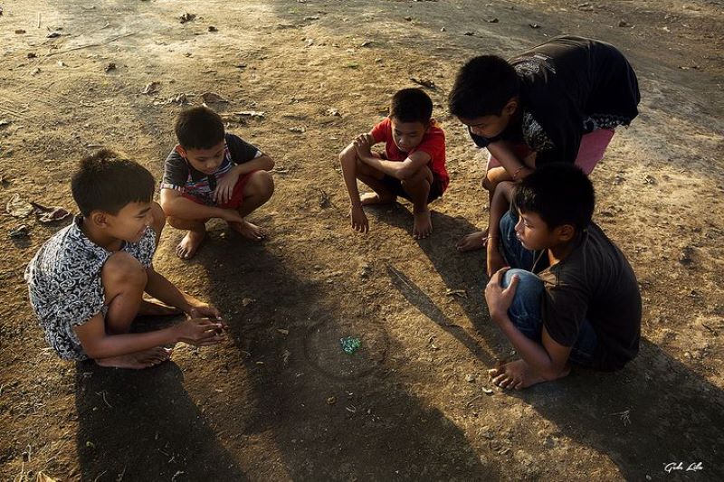 Masa kecil tak terlupakan bermain kelereng bersama sama.